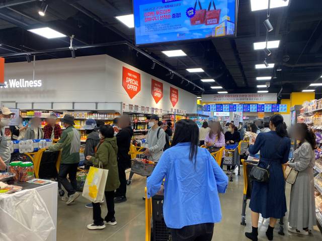 고객들이 17일 이마트 푸드마켓 고덕점을 방문해 식재료를 구매한 뒤 계산하기 위해 긴 줄을 서있다. 김남명 기자