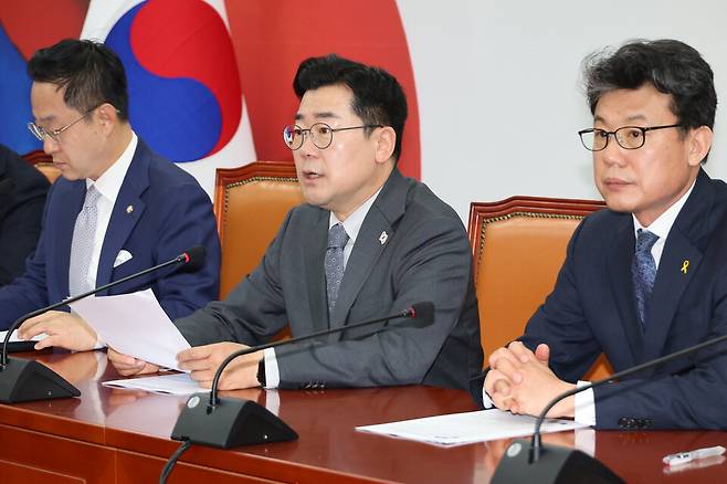 박찬대 더불어민주당 대표 직무대행 겸 원내대표(가운데)가 17일 서울 여의도 국회에서 열린 원내대책회의에서 발언하고 있다. ⓒ연합뉴스