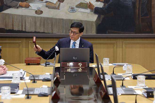 이창용 한국은행 총재가 17일 서울 중구 한국은행 본관에서 열린 금융통화위원회 본회의에서 의사봉을 두드리며 개회 선언을 하고 있다. ⓒ연합뉴스