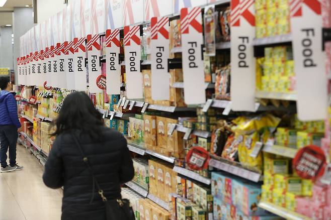 지난 13일 서울의 한 대형마트에서 시민들이 장을 보고 있다. ⓒ연합뉴스