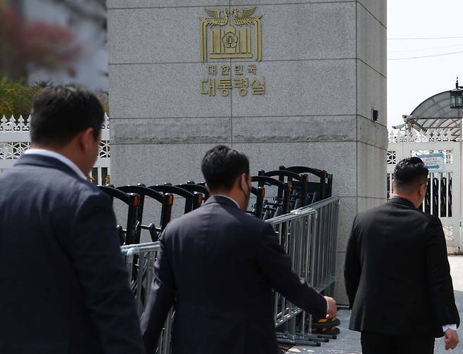 경찰 비상계엄 특별수사단이 4월16일 서울 용산 대통령실 압수수색을 위해 민원실 출입구로 들어가고 있다. ⓒ 연합뉴스