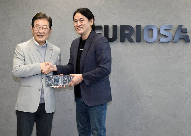 이재명 더불어민주당 전 대표가 14일 서울 강남구&nbsp;퓨리오사AI에서 백준호&nbsp;퓨리오사AI 대표와 악수하고 있다. ⓒ국회사진기자단