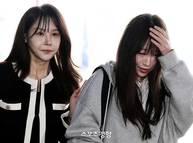 강남경찰서로 향하는 쯔양과 법률대리인. 연합뉴스