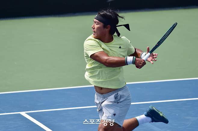 신산희가 지난 16일 부산 스포원 테니스 경기장에서 열린 남자프로테니스(ATP) 비트로 부산오픈 챌린저대회 본선 단식 1회전 요하너스 먼데이(영국)와 대결에서 스트로크를 때리고 있다. 부산오픈챌린저 대회조직위원회 제공