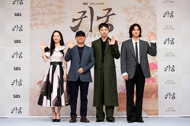 (왼쪽) 김지연, 윤성식 감독, 육성재, 김지훈. SBS 제공.