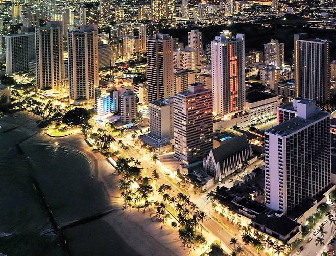 매일 밤 리조트 외벽에 하와이 자연과 문화를 주제의  ‘미디어파사드 쇼’가 펼쳐지는 알로힐라니 리조트 전경. 사진제공|팜투어