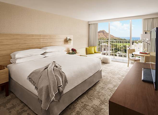 와이키키 해변과 함께 하와이의 상징인 다이아몬드 헤드를 정면으로 조망할 수 있는 다이아몬드 헤드뷰 객실. 사진제공|팜투어