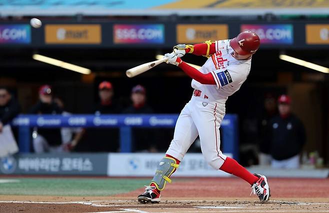 ▲ 16일 인천 한화전에서 3타수 2안타 1타점에 세 차례의 호수비까지 더해며 대분전한 박성한 ⓒSSG랜더스