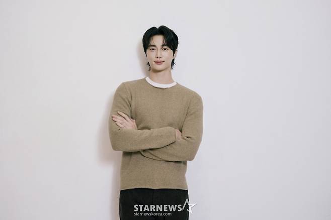 배우 변우석이 서울 종로구 스타뉴스 사옥에서 진행된 '제 9회 아시아 아티스트 어워즈'(The 9th Asia Artist Awards, 이하 'AAA 2024')' 수상 인터뷰를 위해 포즈를 취하고 있다.  변우석은 지난달 27일(현지시각) 태국 방콕에서 열린 'AAA 2024'에서 '대상' 격인 '올해의 남우주연상'과 더불어 'AAA 인기상', 'AAA 아시아 셀러브리티상', '베스트 아티스트상', '베스트 커플상', '베스트 OST상' 등을 차지했다. / 사진제공=바로엔터테인먼트 /사진=김창현 chmt@