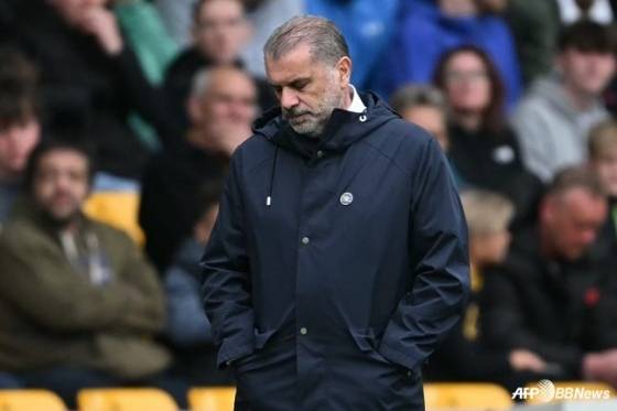 앙제 포스테코글루 토트넘 홋스퍼 감독이 고개를 숙이고 있다. /AFPBBNews=뉴스1