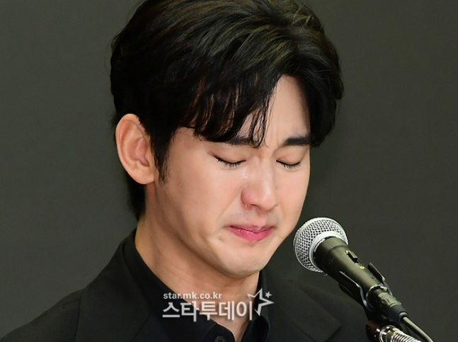 김수현이 故김새론과 둘러싼 의혹들에 대해 기자회견을 통해 해명하고 있다. 사진ㅣ스타투데이DB