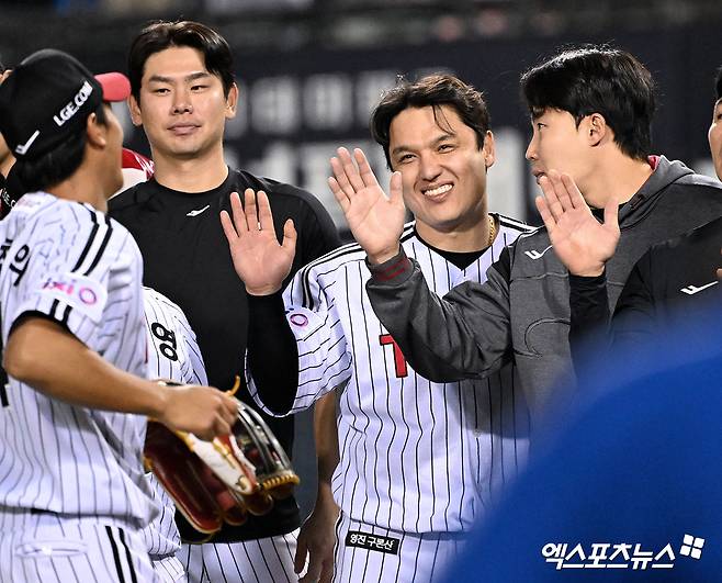 왼쪽부터 LG 트윈스 홍창기, 박동원, 임찬규. ​16일 서울 잠실야구장에서 열린 삼성 라이온즈와의 경기에서 승리 후 선수들과 하이파이브하고 있다. 엑스포츠뉴스 잠실, 김한준 기자