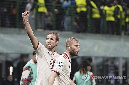 뱅상 콤파니 감독이 이끄는 바이에른 뮌헨이 17일(한국시간) 이탈리아 밀라노에 있는 산시로에서 열린 인터 밀란과의 2024-2025시즌 유럽축구연맹(UEFA) 챔피언스리그 8강 2차전에서 2-2 무승부를 기록했다. 1차전에서 1-2로 패했던 뮌헨은 원정 경기에서 이기지 못하며 합계 스코어 3-4로 인터 밀란에 패해 8강에서 탈락했다. 인터 밀란은 극적으로 4강에 가면서 바르셀로나를 만나게 됐다. 연합뉴스