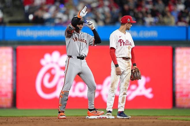 샌프란시스코 외야수 이정후(왼쪽)는 17일(한국시간) 시티즌스 뱅크 파크에서 진행 중인 '2025 메이저리그' 필라델피아 필리스전에서 3번타자 중견수로 선발 출전했다. 상대 에이스 놀라에게 2루타를 쳐내며 메이저리그 전체 2루타 1위 기록을 이어가고 있다. 연합뉴스 REUTERS