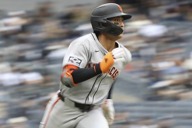 샌프란시스코 외야수 이정후는 17일(한국시간) 시티즌스 뱅크 파크에서 진행 중인 '2025 메이저리그' 필라델피아 필리스전에서 3번타자 중견수로 선발 출전했다. 상대 에이스 놀라에게 2루타를 쳐내며 메이저리그 전체 2루타 1위 기록을 이어가고 있다. 연합뉴스 AP