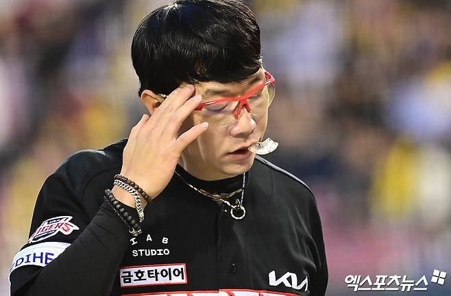4일 오후 서울 송파구 잠실야구장에서 열린 '2025 신한 SOL Bank KBO리그' KIA 타이거즈와 LG 트윈스의 경기, 1회말 종료 후 KIA 선발투수 양현종이 더그아웃으로 향하고 있다. 엑스포츠뉴스 DB