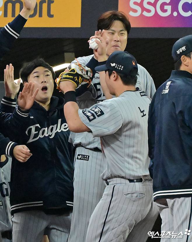 17일 오후 인천SSG랜더스필드에서 열린 '2025 신한 SOL Bank KBO리그' 한화 이글스와 SSG 랜더스의 경기, 6회말 수비를 마친 한화 노시환이 류현진과 하이파이브를 하고 있다. 인천, 김한준 기자