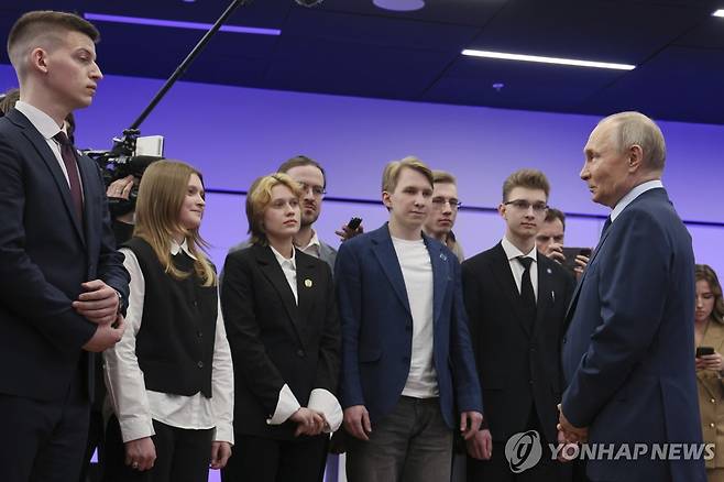 바우만 공대 학생들과 만난 푸틴 [AP/크렘린풀 연합뉴스. 재판매 및 DB 금지]