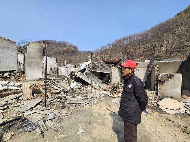 폐허가 된 마을 (의성=연합뉴스) 김선형 기자 = 16일 경북 의성군 단촌면 구계2리에서 이장 류시국(62)씨가 산불로 초토화된 마을을 바라보고 있다. 2025.4.16 sunhyung@yna.co.kr