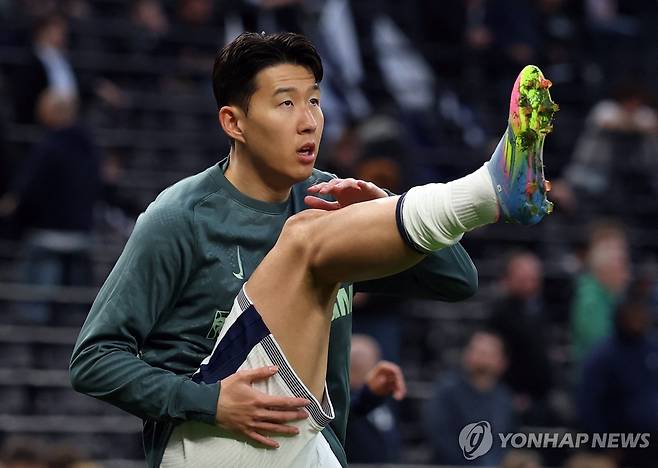 몸 푸는 손흥민. [로이터=연합뉴스]