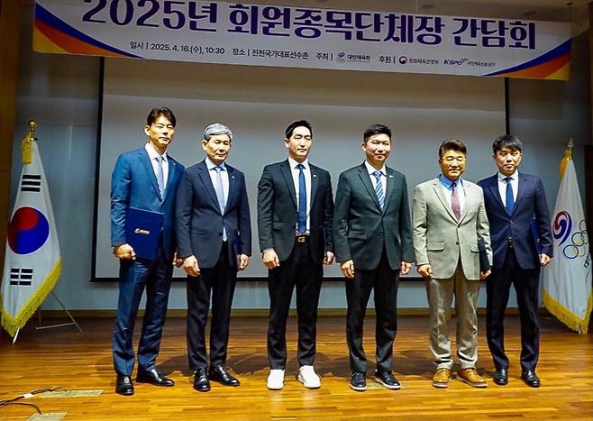 대한체육회, 어드바이저 5명 위촉  (서울=연합뉴스) 16일 진천선수촌에서 열린 대한체육회 주최 회원종목 단체장 간담회에서 5명의 어드바이저 위촉식 후 기념사진을 촬영하고 있다. 사진 왼쪽부터 박상현 행정 어드바이저, 김봉주 대외협력 어드바이저, 김로한 정책 어드바이저, 유승민 체육회장, 김도균 마케팅 어드바이저, 김남진 현장소통 어드바이저. [촬영 이동칠]