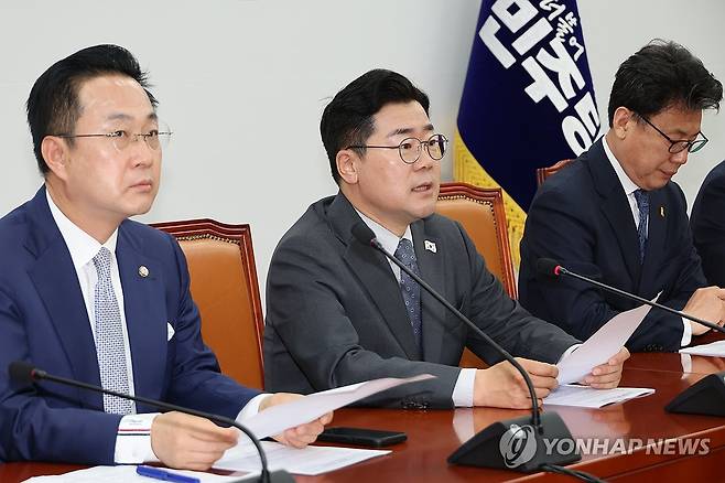 민주당 원내대책회의 (서울=연합뉴스) 김주성 기자 = 더불어민주당 박찬대 당대표 직무대행 겸 원내대표가 17일 서울 여의도 국회에서 열린 원내대책회의에서 발언하고 있다. 2025.4.17 utzza@yna.co.kr