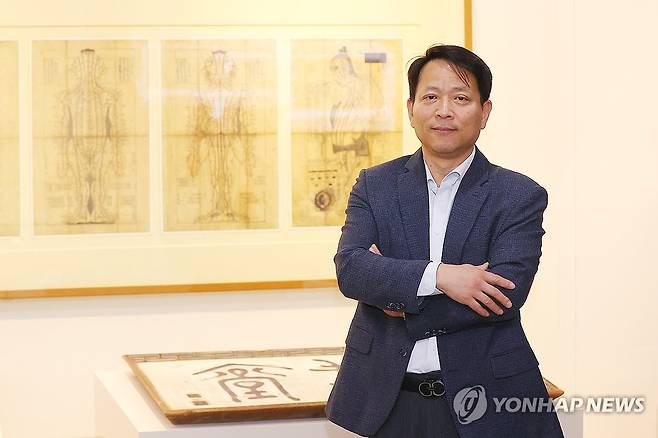 김충배 허준박물관장, 개관 20주년 인터뷰 (서울=연합뉴스) 진연수 기자 = 김충배 허준박물관장이 서울 강서구 허준박물관에서 진행된 연합뉴스와 인터뷰에 앞서 포즈를 취하고 있다. 2025.4.17 jin90@yna.co.kr