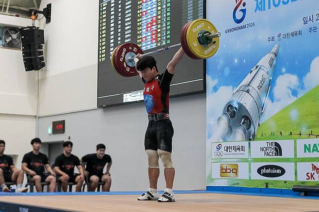 권대희, 역도 남자 81㎏급 인상 한국 주니어신기록 (서울=연합뉴스) 권대희가 14일 경남 고성군 역도전용경기장에서 열린 제105회 전국체육대회 역도 남자 고등부 81㎏급에서 인상 157㎏을 들고 있다. 2024.10.14 [대한역도연맹 제공. 재판매 및 DB금지] photo@yna.co.kr