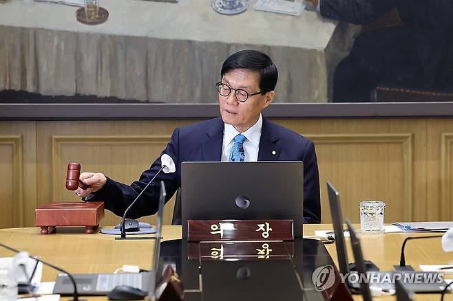 이창용 총재, 금융통화위원회 개회 (서울=연합뉴스) 이창용 한국은행 총재가 17일 서울 중구 한국은행 본관에서 열린 금융통화위원회 본회의에서 의사봉을 두드리며 개회 선언을 하고 있다. 2025.4.17 [사진공동취재단] photo@yna.co.kr