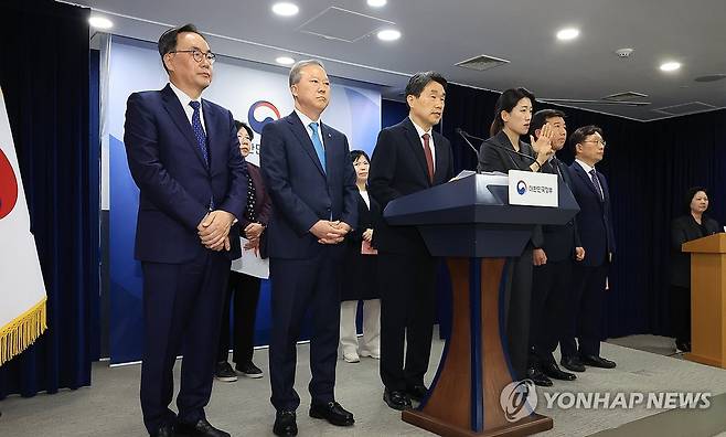 질문에 답하는 이주호 부총리 (서울=연합뉴스) 최재구 기자 = 이주호 부총리 겸 교육부 장관이 17일 서울 종로구 정부서울청사에서 열린 2026학년도 의대 모집인원 조정 방향 관련 브리핑에서 기자의 질문에 답하고 있다. 2025.4.17 jjaeck9@yna.co.kr