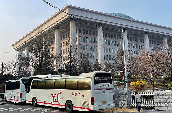 관광버스 차벽으로 봉쇄한 국회 출입구 (서울=연합뉴스) 김주성 기자 = 윤석열 전 대통령 탄핵심판 선고일인 지난 4일 서울 여의도 국회의사당의 출입구가 관광버스를 동원한 차벽으로 봉쇄돼 있다. utzza@yna.co.kr