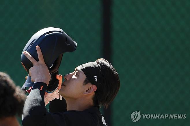 메이저리그 두 번째 시즌 준비하는 샌프란시스코 이정후 (스코츠데일[미국 애리조나주]=연합뉴스) 신현우 기자 = 미국프로야구 메이저리그(MLB) 두 번째 시즌을 준비하는 샌프란시스코 자이언츠 외야수 이정후가 18일(현지시간) 자이언츠 스프링캠프가 열리고 있는 미국 애리조나주 스코츠데일 스타디움에서 헬멧을 쓰고 있다. 2025.2.19 nowwego@yna.co.kr