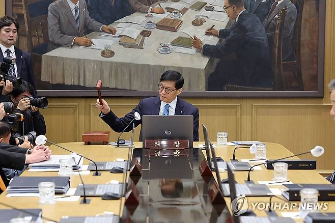 의사봉 두드리는 이창용 한은 총재 (서울=연합뉴스) 이창용 한국은행 총재가 17일 서울 중구 한국은행 본관에서 열린 금융통화위원회 본회의에서 의사봉을 두드리며 개회 선언을 하고 있다. 2025.4.17 [사진공동취재단] photo@yna.co.kr