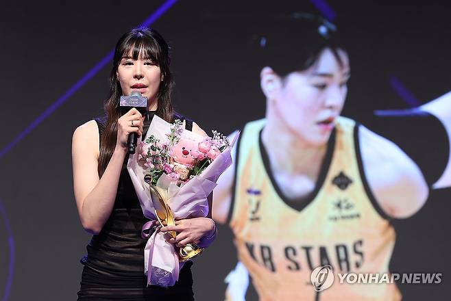 베스트 센터상 수상한 박지수 (서울=연합뉴스) 김성민 기자 = 4일 오후 서울 영등포구 63컨벤션센터에서 열린 2023-2024 여자프로농구 시상식에서 KB스타즈 박지수가 베스트 센터상을 받은 뒤 소감을 말하고 있다. 2024.4.4 ksm7976@yna.co.kr