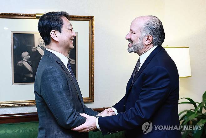 미국 상무부 장관과 인사나누는 안덕근 장관 (서울=연합뉴스) 안덕근 산업통상자원부 장관이 21일(현지시간) 미국 워싱턴 D.C. 월라드호텔에서 열린 '대한항공-보잉·GE에어로스페이스 간 협력강화를 위한 서명식'에서 하워드 러트닉 미국 상무부 장관과 인사를 나누고 있다. 2025.3.22 [산업통상자원부 제공. 재판매 및 DB 금지] photo@yna.co.kr