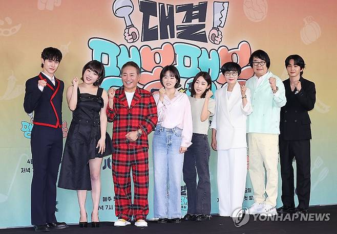 JTBC 예능 '대결! 팽봉팽봉' 파이팅 (서울=연합뉴스) 진연수 기자 = 17일 오후 서울 마포구 스탠포드 호텔에서 열린 JTBC 새 예능프로그램 '대결! 팽봉팽봉' 제작발표회에서 제작진과 출연진들이 포즈를 취하고 있다. 왼쪽부터 곽동연, 이은지, 이봉원, 이진주, 신혜원, 팽현숙, 최양락, 유승호. 2025.4.17 jin90@yna.co.kr