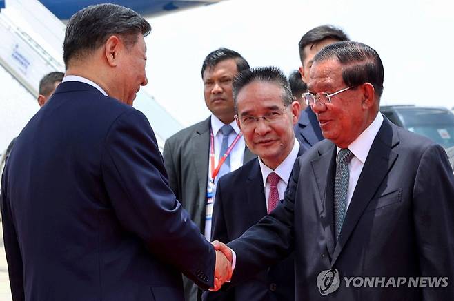 시진핑 캄보디아 도착…훈 센 전 총리와 악수 (프놈펜 AFP=연합뉴스) 시진핑 중국 국가주석(왼쪽)이 17일(현지시간) 캄보디아 프놈펜에 도착, 훈 센 전 캄보디아 총리와 악수하고 있다. 2025.04.17