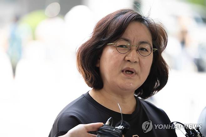 ‘일부 승소했지만…’ (서울=연합뉴스) 윤동진 기자 = 학교폭력 피해자 모친 이기철 씨가 11일 오전 서울 서초구 서울중앙지법에서 권경애 변호사를 상대로 낸 손해배상 소송을 마친 후 기자회견을 하고 있다.
서울중앙지법 민사85단독 노한동 판사는 이날 학교폭력 피해자 모친 이 씨가 권 변호사를 상대로 낸 손해배상 소송에서 원고 일부 승소로 판결했다. 2024.6.11 mon@yna.co.kr