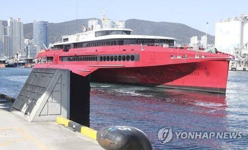 후쿠오카∼부산 항로 여객선 '퀸 비틀호' 부산항 입항 모습 [연합뉴스 자료사진]