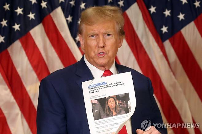 지난해 1월 러티샤 제임스 뉴욕주검찰총장 기사를 들어보이는 트럼프  [게티이미지/AFP=연합뉴스 자료사진]