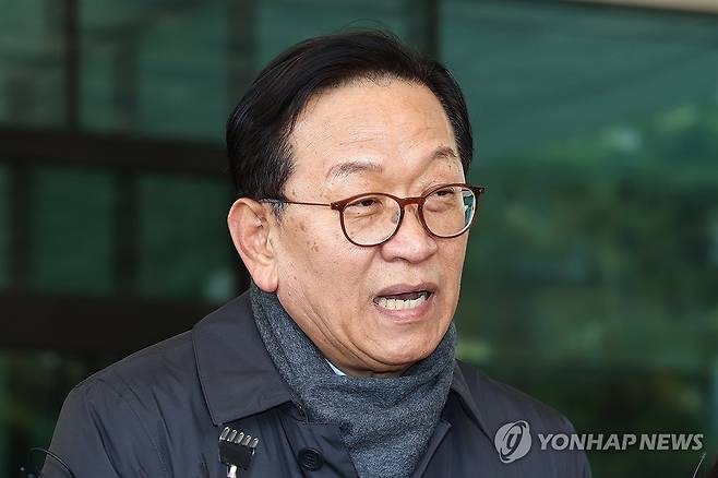 취재진 앞에 선 윤대통령 측 석동현 변호사 [연합뉴스 자료사진]