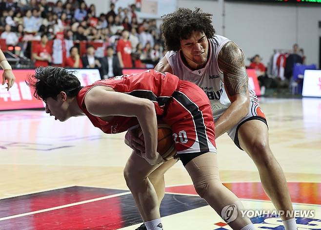 '너무 잡았나' (안양=연합뉴스) 서명곤 기자 = 17일 경기 안양정관장아레나에서 열린 2024-2025 KCC 프로농구 6강 PO 3차전 안양 정관장과 울산 현대모비스의 경기. 정관장 소준혁과 현대모비스 게이지 프림이 볼다툼을 벌이고 있다. 게이지 프림 테크니컬 파울.  2025.4.17 seephoto@yna.co.kr