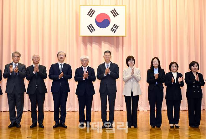 지난 9일 서울 종로구 헌법재판소에서 열린 취임식에서 조한창(왼쪽부터)·정형식·김형두·마은혁 재판관, 문형배 헌법재판소장 권한대행, 이미선·정정미·김복형·정계선 재판관이 기념촬영을 하고 있다. (사진=공동취재단)