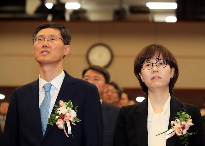2019年4月19日にソウルのジョンノ-guの憲法裁判所で開催された新しい憲法裁判官の就任式で、ムーン・ヒョンベ（左）とリー・ミ・サンの新しい憲法裁判官が出席しました。 （写真= Yonhapニュース）