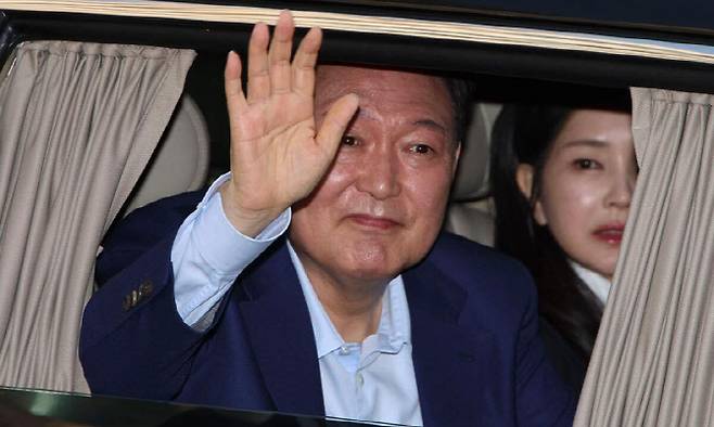 윤석열 전 대통령이 11일 한남동 관저를 떠나 사저가 있는 서초구 아크로비스타에 도착하며 지지자들을 향해 손 인사를 하고 있다. (사진=공동취재단)