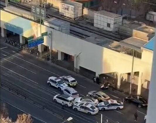 도봉역 앞 경찰차를 충돌하는 벤츠 차량. (사진=온라인 갈무리)