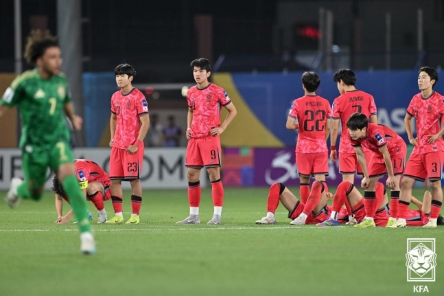 17일 U-17 아시안컵 4강전에서 사우디아라비아와 승부차기까지 간 끝에 패한 뒤 아쉬움을 감추지 못하는 한국 선수들