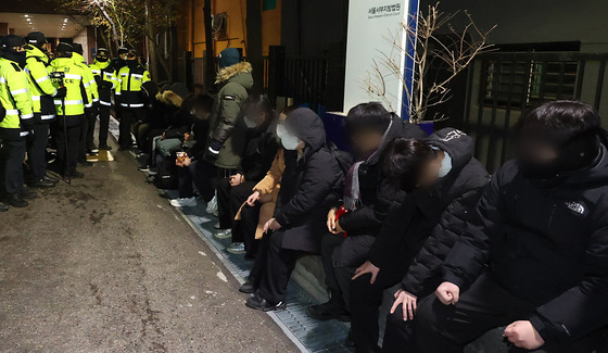 내란 혐의를 받는 윤석열 전 대통령에 대한 영장실질심사가 열린 지난 1월18일 마포구 서울서부지법. 담장을 넘어 무단 침입한 이들이 붙잡혀 있다. 〈출처 : 연합뉴스〉