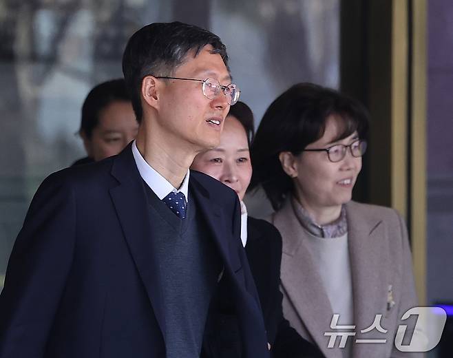 문형배 헌법재판소장 권한대행(왼쪽부터)과 정정미, 이미선 헌법재판관이 7일 서울 종로구 헌법재판소에서 나오고 있다. 2025.1.7/뉴스1 ⓒ News1 송원영 기자