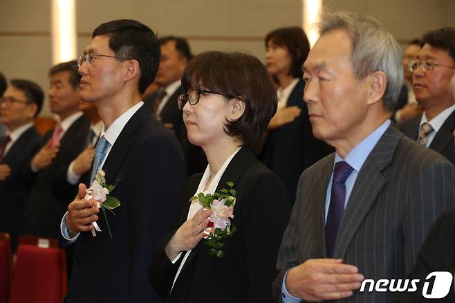 (왼쪽부터) 문형배·이미선 신임 헌법재판관이 19일 오후 서울 종로구 헌법재판소에서 열린 취임식에서 국민의례를 하고 있다.2019.4.19/뉴스1 ⓒ News1 이승배 기자